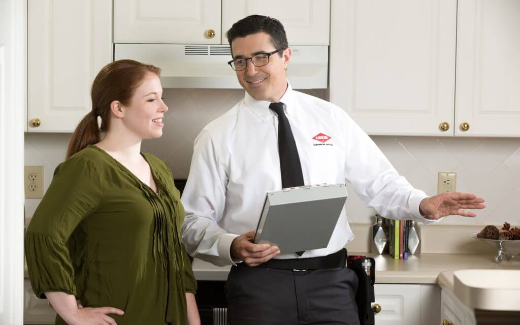 Technicien d'Orkin avec une cliente